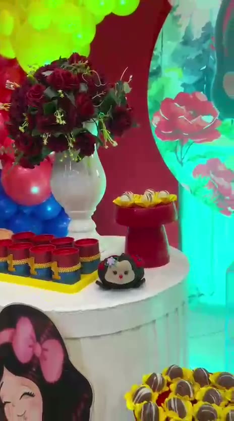 Mesa decorada com arranjos e doces em festa na Golden Festas