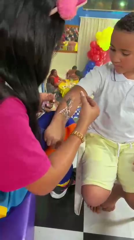 Pintura facial para as crianças durante a festa