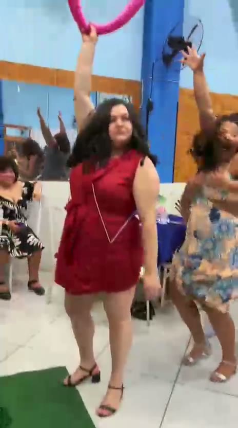 Bolo e mesa principal da festa infantil